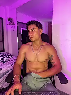 MR_MUSCLE: διαδικτυακό σόου στην κάμερα