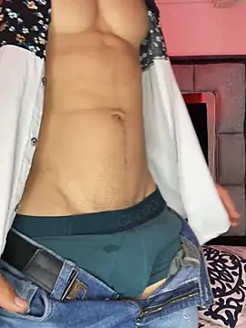 MR_MUSCLE: διαδικτυακό σόου στην κάμερα