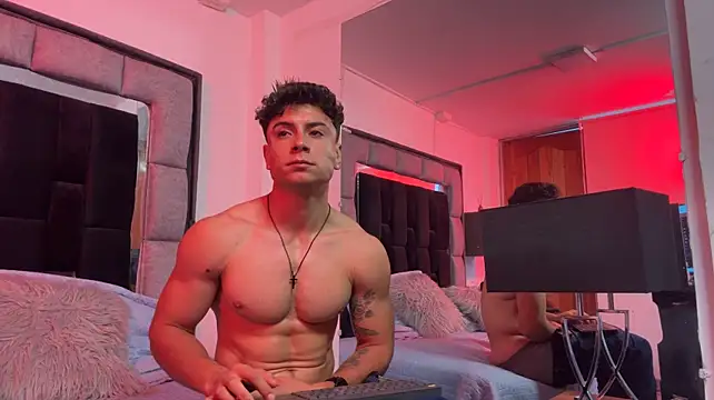 MR_MUSCLE: διαδικτυακό σόου στην κάμερα