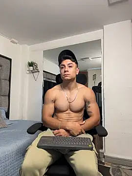 Show modela MR_MUSCLE na web-kameri