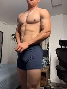 Show modela MR_MUSCLE na web-kameri