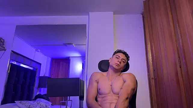 MR_MUSCLE: διαδικτυακό σόου στην κάμερα