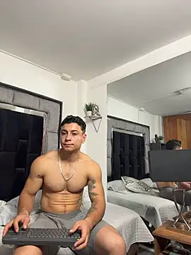 Show modela MR_MUSCLE na web-kameri