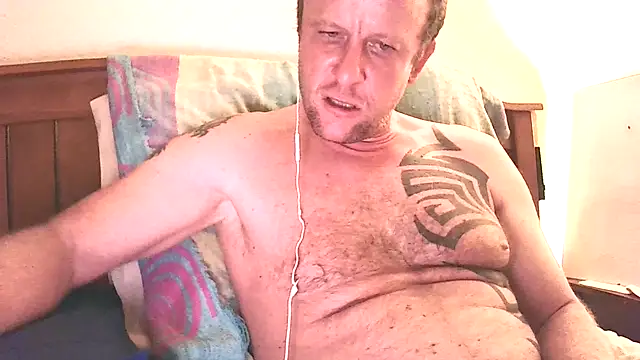 הופעת וובקאם של Yournaughty