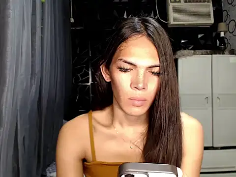 GORGEOUS_CARMEE: διαδικτυακό σόου στην κάμερα