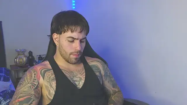 Webkamerová show Ades_Lowe