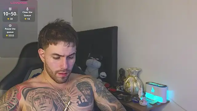 Ades_Lowe Pertunjukan Webcam