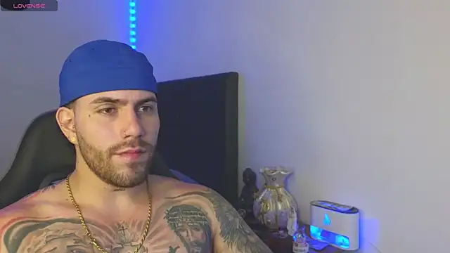 Ades_Lowe Pertunjukan Webcam