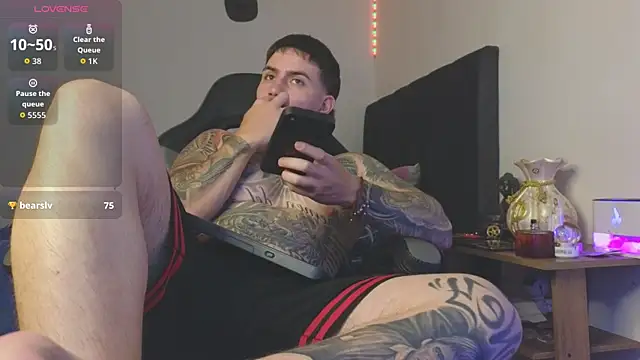 Webkamerová show Ades_Lowe