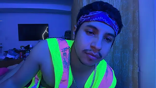 LosAngelesUncutLatino Show in webcam