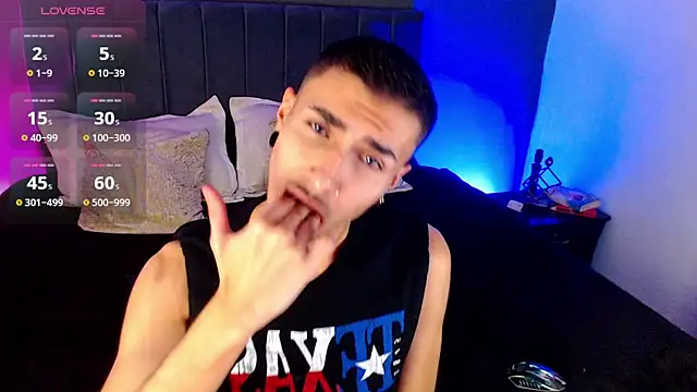 Toyboy_richard: διαδικτυακό σόου στην κάμερα