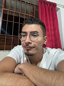 Toyboy_richard Show in webcam