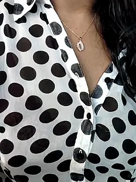 Hotty_Kavita Show in webcam