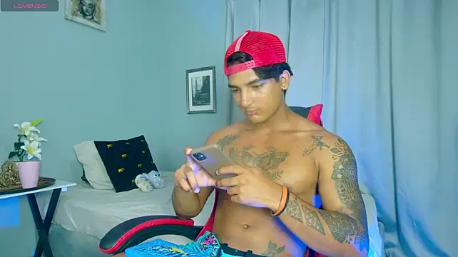 Rebor_phoenix1's Webcam Show