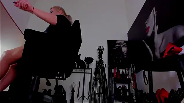 MistressDemi Show in webcam