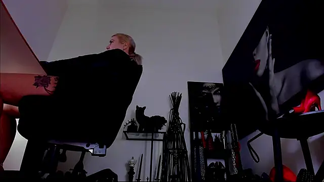 MistressDemi: διαδικτυακό σόου στην κάμερα