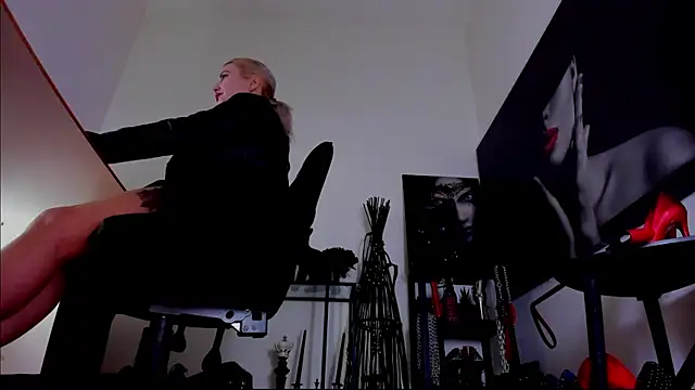 MistressDemi's Webcam Show