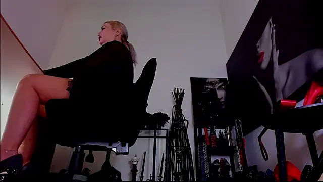 MistressDemi: διαδικτυακό σόου στην κάμερα