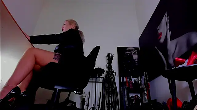 MistressDemi's Webcam Show