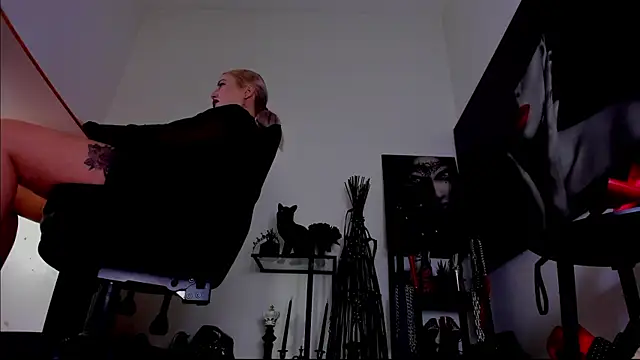 MistressDemi: διαδικτυακό σόου στην κάμερα