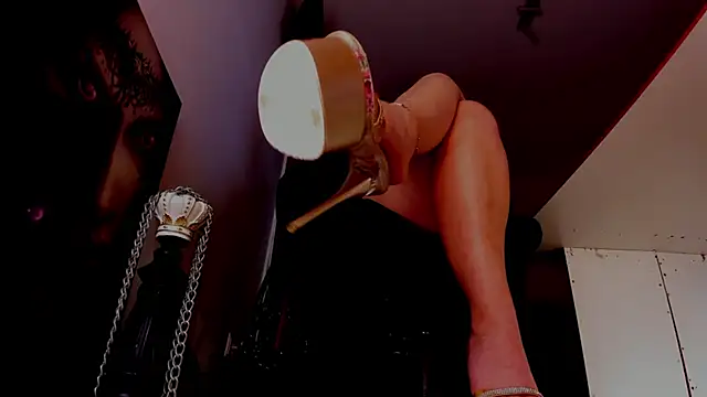 Pokazy przed kamerką – MistressDemi