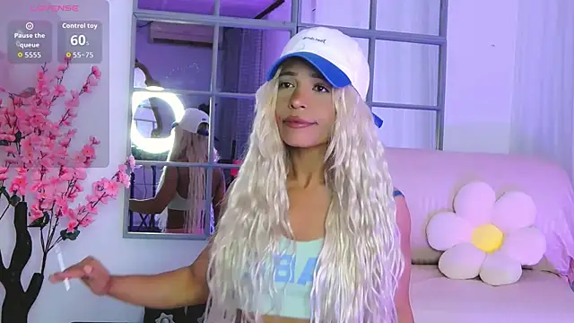 Show modela SarahRaynex na web-kameri