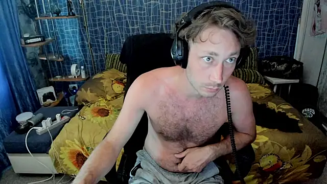 CuteBoy228 Show in webcam