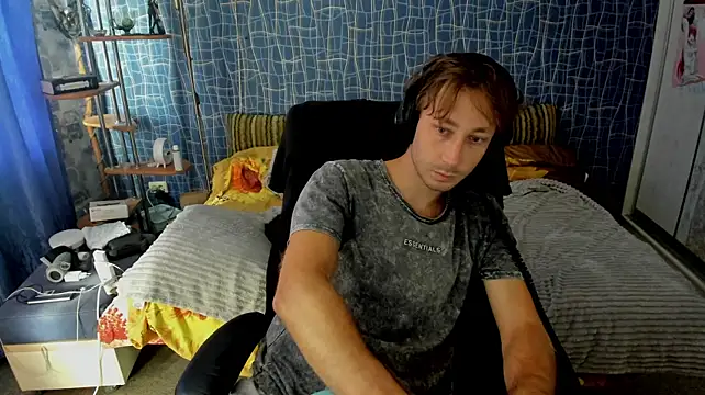 CuteBoy228 Show in webcam