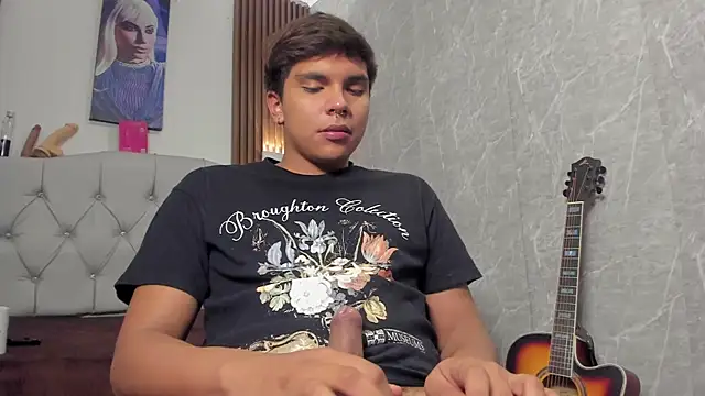 Thiago_Kozak Show in webcam