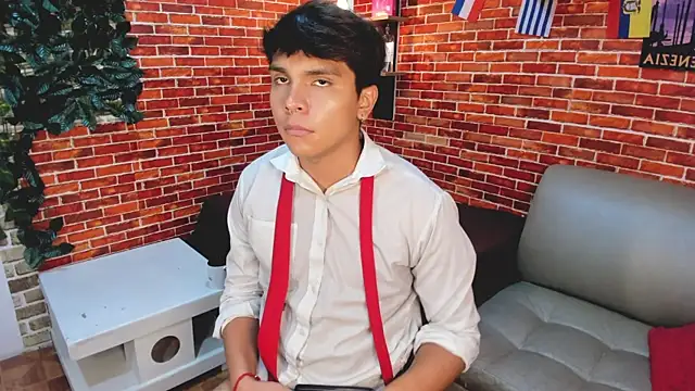 Thiago_Kozak Show in webcam