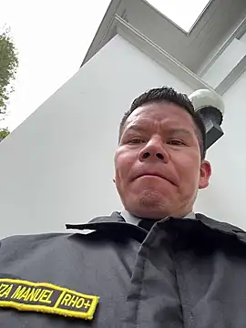 Manu0586: διαδικτυακό σόου στην κάμερα