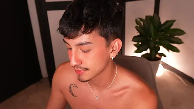 Show modela sweettaaron01 na web-kameri