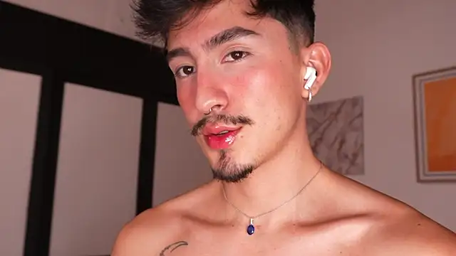 sweettaaron01 Show Webcam