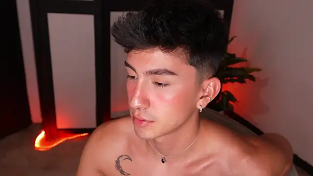 Show modela sweettaaron01 na web-kameri