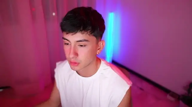 sweettaaron01's Webcam Show
