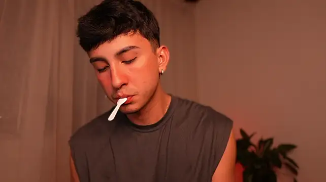 sweettaaron01's Webcam Show