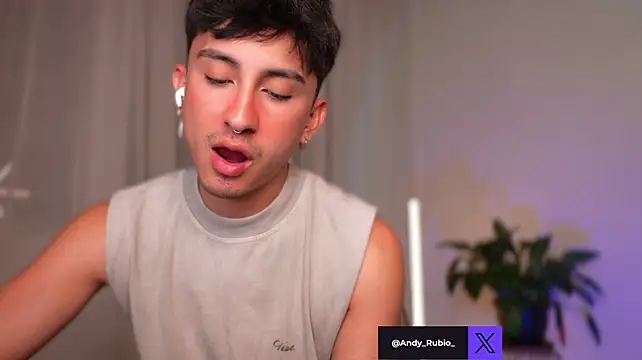 sweettaaron01 Pertunjukan Webcam