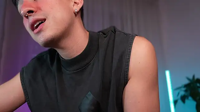 sweettaaron01's Webcam Show