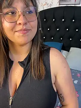 Larissa_Antonella's Webcam Show