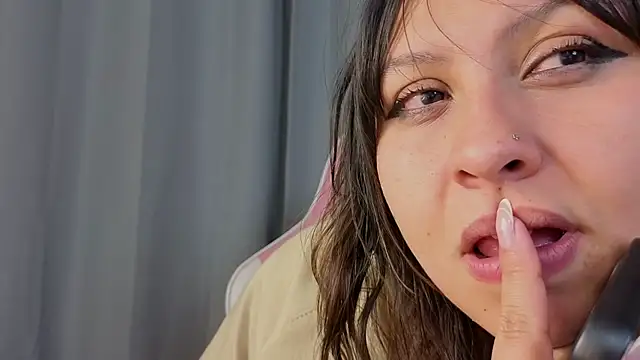 Larissa_Antonella Adlı Modelin Canlı XXX Sohbeti