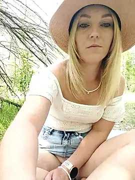 Yourblonde_69's Webcam Show