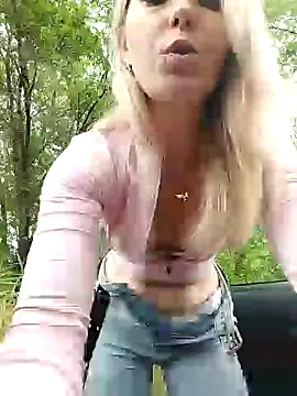 Yourblonde_69's Webcam Show