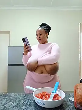 הופעת וובקאם של HugeTitisxx
