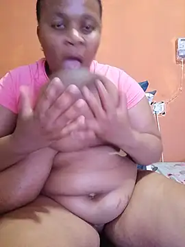 HugeTitisxx Show in webcam