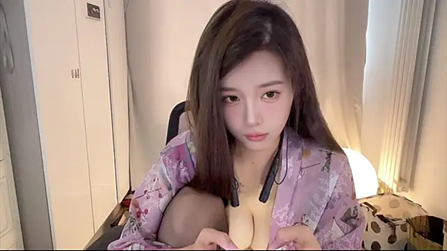 yiyi5588 在線直播表演