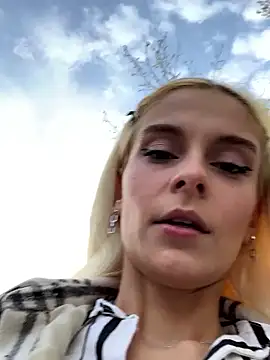 SelenaDaze: διαδικτυακό σόου στην κάμερα