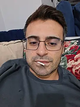 Pokazy przed kamerką – HugeTurkishCock