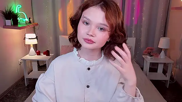 EmilyChavesのライブXXXチャット