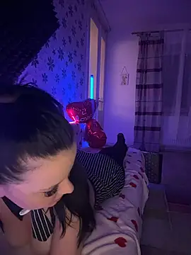 Mihadttraf: διαδικτυακό σόου στην κάμερα