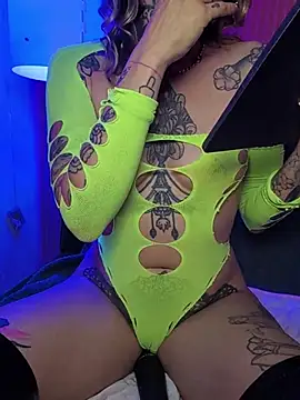 sarahpearlx's Webcam Show